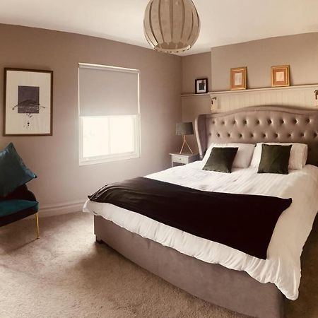 3 Bedroom Luxury Apartment Main Street Кашел Екстер'єр фото