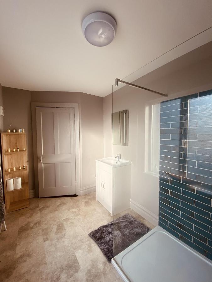 3 Bedroom Luxury Apartment Main Street Кашел Екстер'єр фото