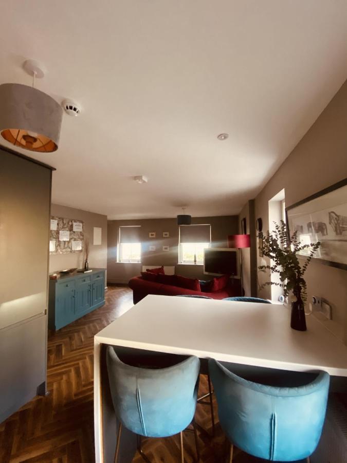 3 Bedroom Luxury Apartment Main Street Кашел Екстер'єр фото
